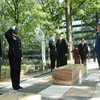 潘基文秘书长在联合国维和人员国际日向以身殉职的维和人员敬献花圈。联合国图片/Devra Berkowitz
