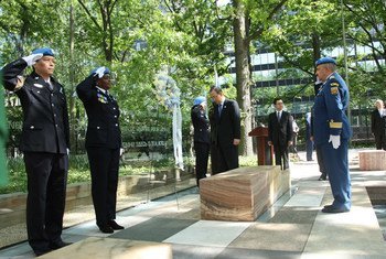 Le Secrétaire général Ban Ki-moon (au centre) dépose une gerbe en hommage aux Casques bleus. Photo ONU/Devra Berkowitz