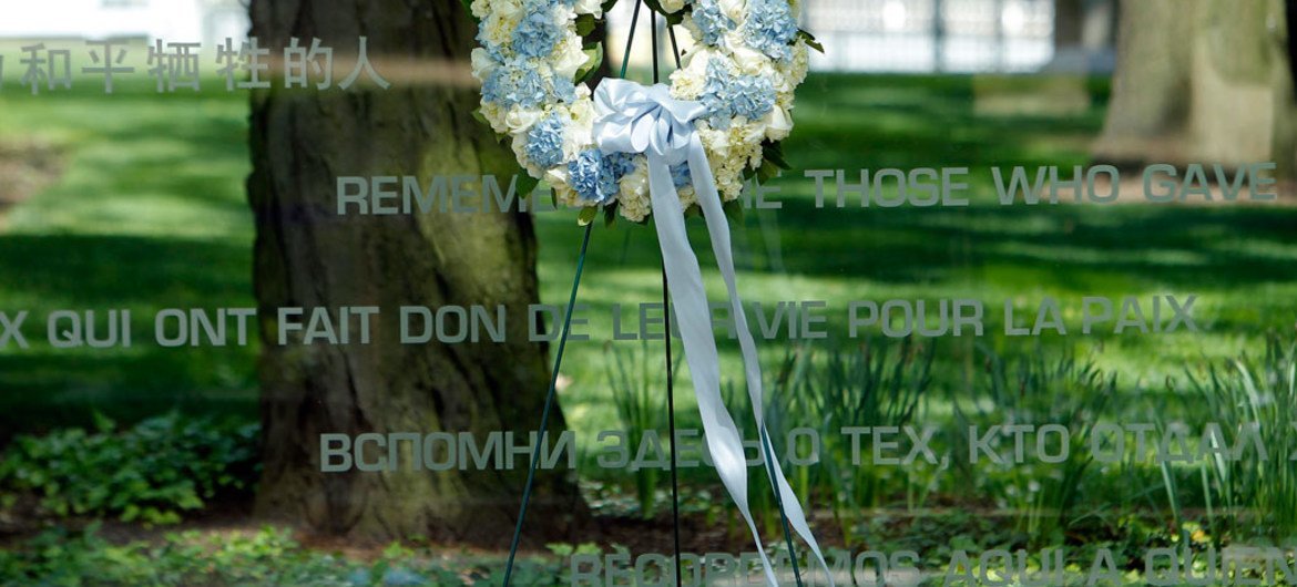إكليل من الزهور تكريما ل106 فرد من قوات حفظ السلام لقوا حتفهم العام الماضي أثناء خدمتهم تحت راية الأمم المتحدة. صور الأمم المتحدة / بيركوفيتش
