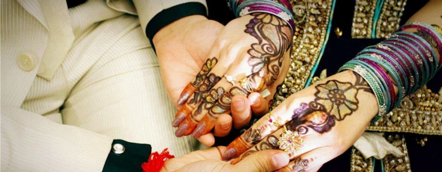 Au Pakistan,  les ravisseurs forcent leurs victimes à signer des documents qui attestent faussement qu’elles ont l’âge légal pour se marier, qu’elles se marient et se convertissent de leur plein gré .