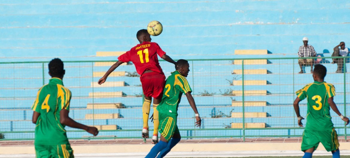 Des joueurs de football en Somalie (archives). Photo ONU/David Mutua