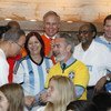 نيويورك - الأمين العام بان كي مون يصافح السفير البرازيلي أنطونيو دي أغيار باتريوتا في حفل بمناسبة كأس العالم لكرة القدم عام 2014 في البرازيل. صور الأمم المتحدة / باولو