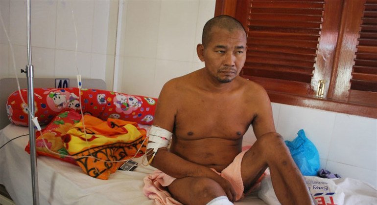 कम्बोडिया के इस 46 वर्षीय व्यक्ति को, डायबिटीज़ के कारण अपनी टांगें गँवानी पड़ीं.