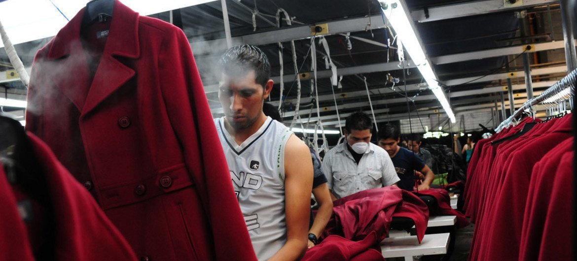 Des hommes travaillent dans une usine qui fabriquent des manteaux à Chimaltenango, au Guatemala. Photo Banque mondiale/Maria Fleischmann