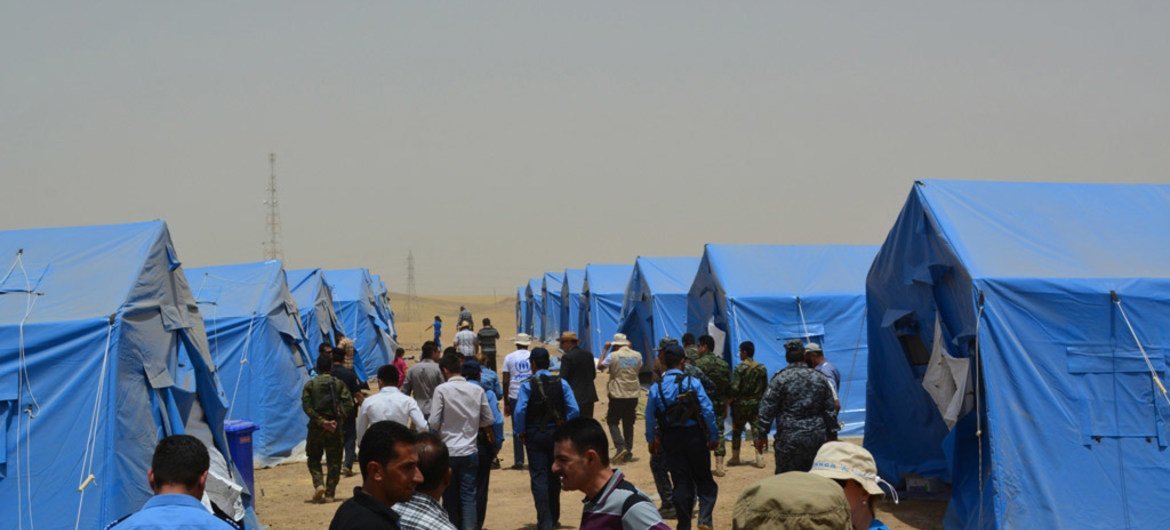 Des Iraquiens déplacés par les violences reçoivent une assistance de l'ONU. Photo PAM/Mohammed Albahbahani