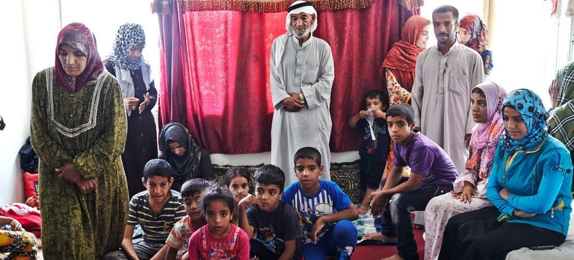 أفراد من أسرة عراقية نازحة وجدوا المأوى في فندق في مدينة أربيل بعد فرارهم من بيوتهم. تصوير: مفوضية شؤون اللاجئين / بالدوين