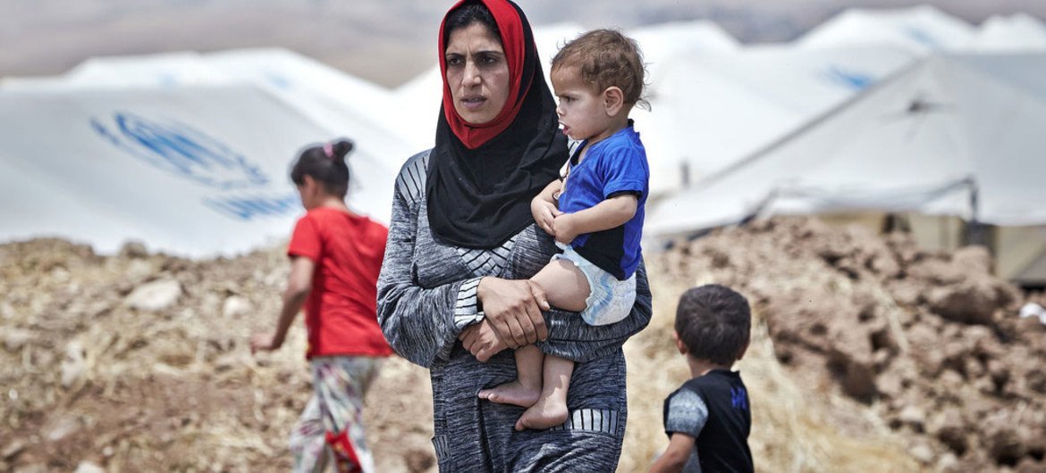 Une femme iraquienne de Mossoul avec son fils dans le camp de transit de Garmava, sur la route entre Mossoul et Duhok. Photo HCR/S. Baldwin