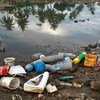 علب بلاستيكية ونفايات من قرية في تيمور الشرقية على شواطئ النهر في طريقها للبحر. صورة الأمم المتحدة / مارتين بيريه