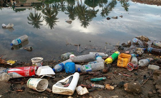 O objetivo do compromisso é evitar que o plástico chegue até os mares e rios. 