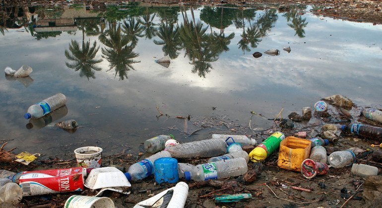 Пластик представляет двойную угрозу: окружающей среде и климату Земли