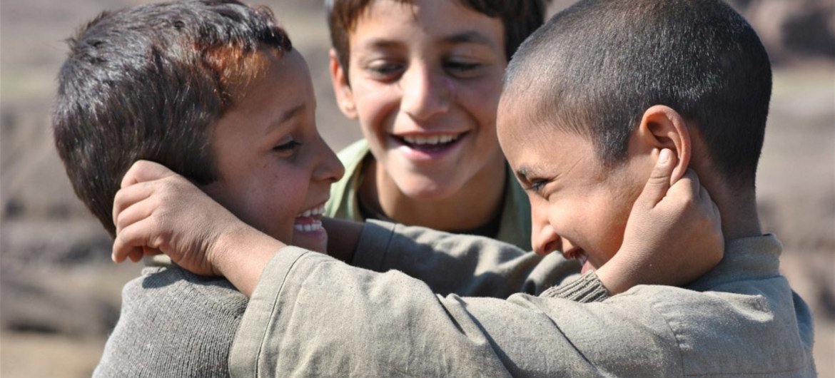 Des enfants dans le Nord-Waziristan, au Pakistan, une région où la persistance d'un conflit armé depuis près d'une décennie fait craindre aux psychiatres les effets à long terme sur leur santé mentale.  Photo : IRIN / Fakhar Kakahel