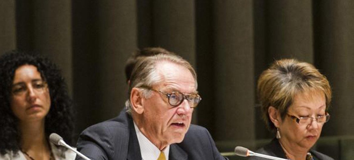Deputy Secretary-General Jan Eliasson addresses meeting of UN Peacebuilding Fund. At right is Judy Cheng-Hopkins, Assistant Secretary-General for Peacebuilding Support.