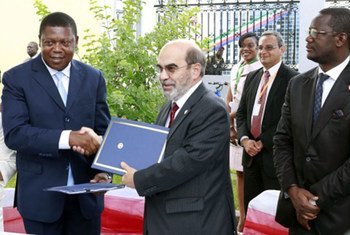 FAO's Director-General with the Minister of Agriculture of Equatorial Guinea, Alfredo Mitogo Mitogo.