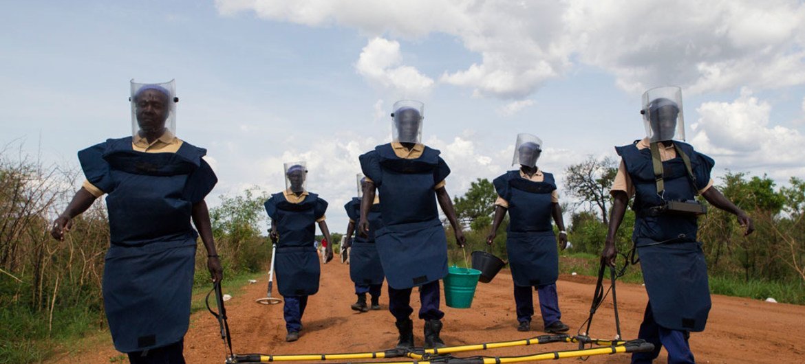 Funcionários da ONU fazem trabalho de descontaminação de minas em Torit, Sudão do Sul