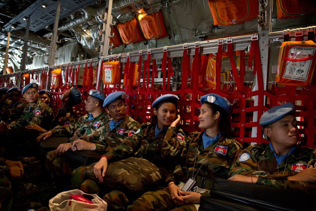 联合国马里稳定团来自柬埔寨的维和人员即将前往该国北部的加奥地区。（2014年5月图片）