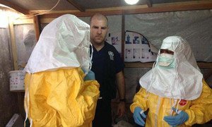 Des professionnels de santé participant à la lutte contre Ebola en Guinée.