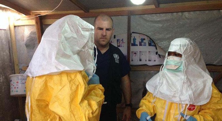 Des professionnels de santé participant à la lutte contre Ebola en Guinée.