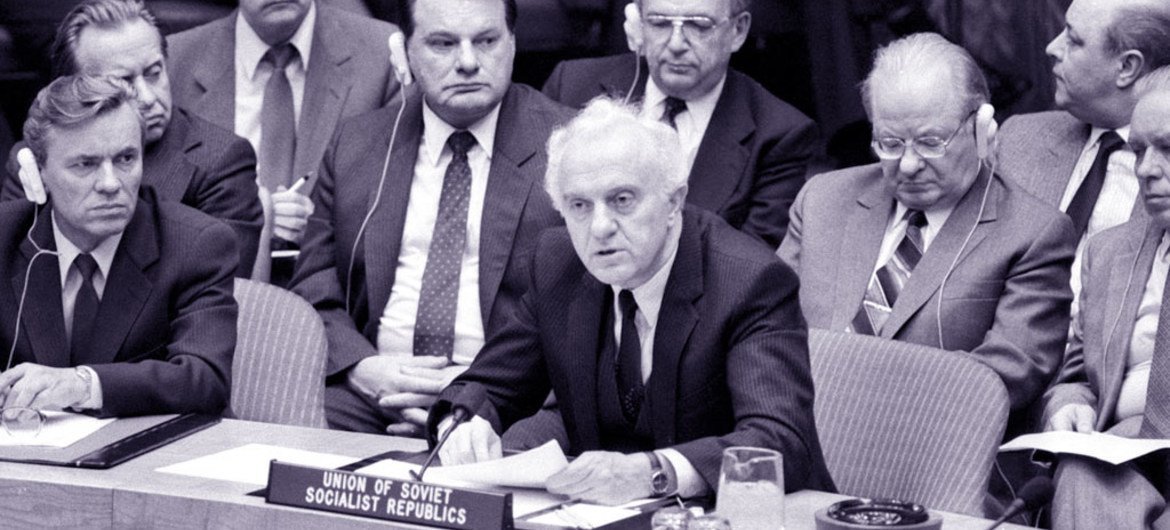Eduard Shevardnadze addresses the Security Council's commemorative meeting to celebrate the 40th anniversary of the United Nations (26 September 1985).