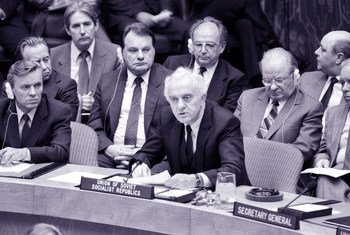 Eduard Shevardnadze addresses the Security Council's commemorative meeting to celebrate the 40th anniversary of the United Nations (26 September 1985).