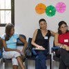 洪都拉斯妇女举行研讨会，对妇女就性别、贫困、侵权和疾病等方面的关联进行教育。联合国图片/Mark Garten