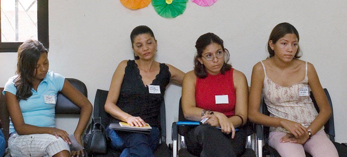 洪都拉斯妇女举行研讨会，对妇女就性别、贫困、侵权和疾病等方面的关联进行教育。联合国图片/Mark Garten