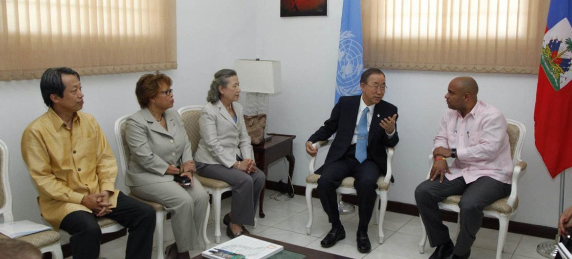 El Secretario General de la ONU, Ban Ki-moon, con el primer ministro de Haiti, Laurent Salvador Lamothe, durante su visita a ese país  Foto,ONU/Paulo Filgueiras