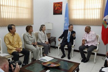 El Secretario General de la ONU, Ban Ki-moon, con el primer ministro de Haiti, Laurent Salvador Lamothe, durante su visita a ese país  Foto,ONU/Paulo Filgueiras