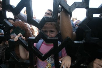 A young girl waiting to cross into Egypt with her family cries at the Rafah Border Crossing in southern Gaza. Egypt has opened the  crossing to allow injured Palestinians to receive treatment. © UNICEF/NYHQ2014-0902/El Baba