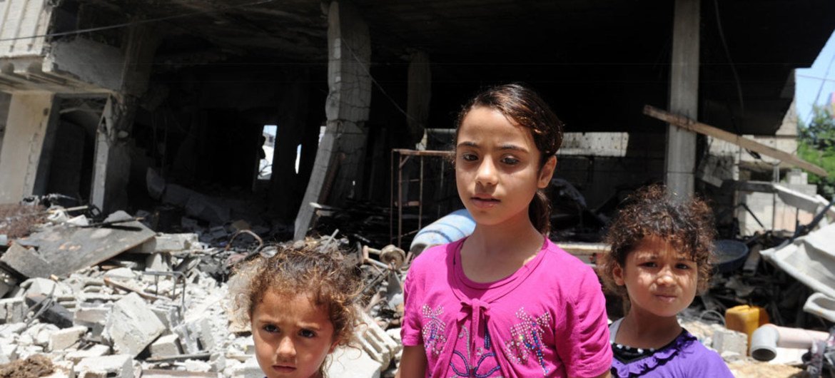 أطفال فلسطينيون شردوا من منازلهم بالقرب من الحدود في غزة عام 2014