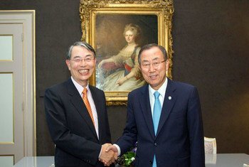 Le Secrétaire général Ban Ki-moon (à droite) avec le Président de la CPI, Sang-Hyun Song, en août 2013.