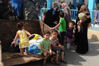 Familias palestinas refugiadas en un centro del OOPS en Gaza.