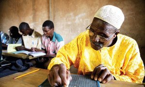 Un cours d'alphabétisation au Burkina Faso.
