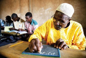 Un cours d'alphabétisation au Burkina Faso.