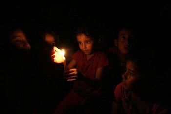 Niña palestina en Gaza utiliza una vela por carecer de electricidad. Foto de archivo: UNICEF/NYHQ2014-0982/El Baba