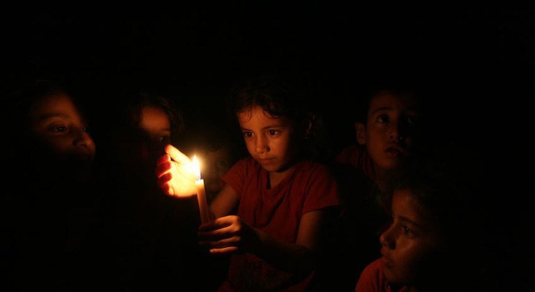 Niña palestina en Gaza utiliza una vela por carecer de electricidad. Foto de archivo: UNICEF/NYHQ2014-0982/El Baba