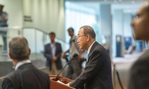 Secretary-General Ban Ki-moon speaks to journalists at the Security Council stakeout on the situation in Gaza, in July 2014.