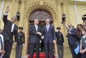 El Secretario General de la ONU, Ban Ki-moon, con el ministro de Exteriores de Costa Rica, Manuel González Sanz  Foto: ONU/MArk Garten