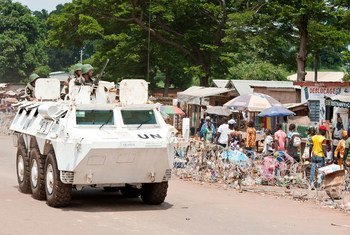 Un véhicule blindé marocain de la Mission multidimensionnelle intégrée des Nations Unies pour la stabilisation en République centrafricaine (MINUSCA).