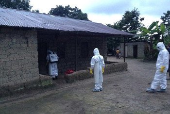 Des volontaires formés par l'OMS surveillent la situation dans les zones affectées par le virus Ebola.