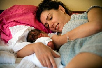 Une femme allaite son nouveau-né dans un hôpital de Belgrade, en Serbie.  