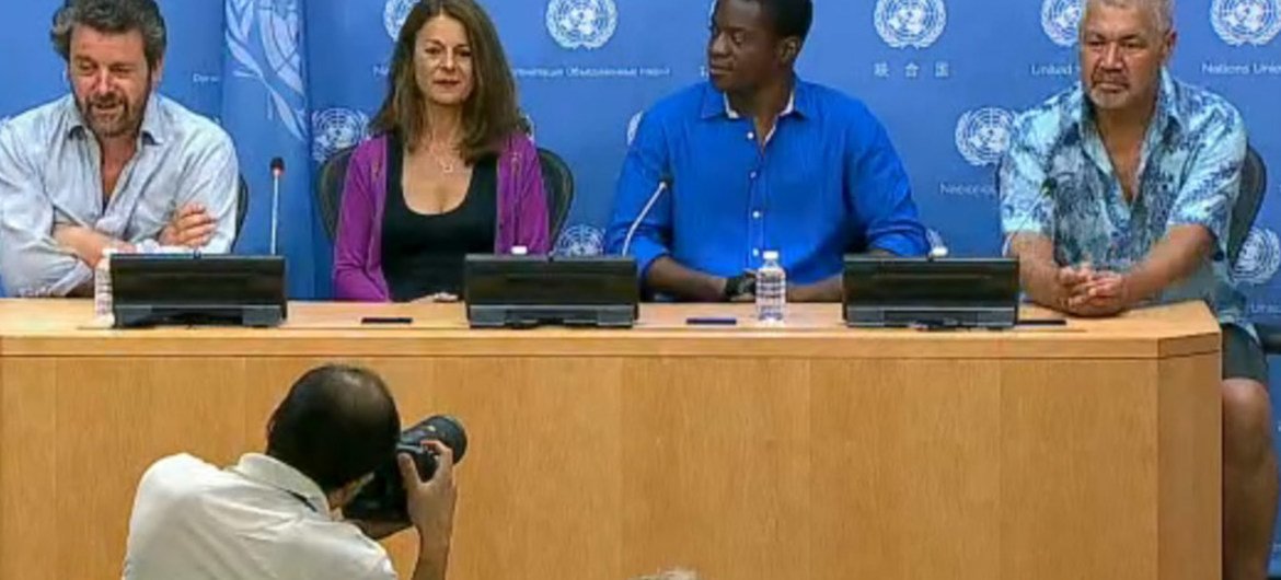 Dominic Dromgoole (left), Artistic Director of Shakespeare’s Globe, addresses a press conference at UN Headquarters.