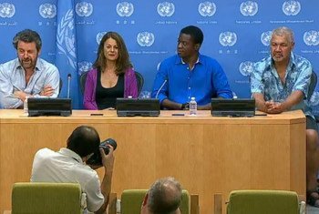 Dominic Dromgoole (left), Artistic Director of Shakespeare’s Globe, addresses a press conference at UN Headquarters.