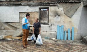 A UNHCR staff member asks a displaced Ukrainian man about the situation in his native Donetsk region, which has been heavily affected by the conflict.