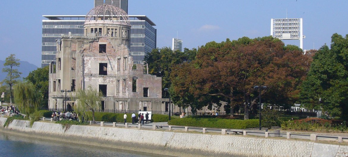 Le Mémorial de la Paix d'Hiroshima, ou Dôme de Genbaku, fut le seul bâtiment à rester debout près du lieu où explosa la première bombe atomique, le 6 août 1945.