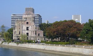 Le Mémorial de la Paix d'Hiroshima, ou Dôme de Genbaku, fut le seul bâtiment à rester debout près du lieu où explosa la première bombe atomique, le 6 août 1945.