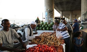 Des commerçants dans un marché de la capitale libyenne Tripoli. Photo MANUL/Abbas Toumi