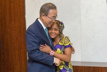 Le Secrétaire général Ban Ki-moon avec son invitée spéciale pour la Journée internationale de la jeunesse, Raquelina Langa, une étudiante du Mozambique. Photo ONU/Mark Garten