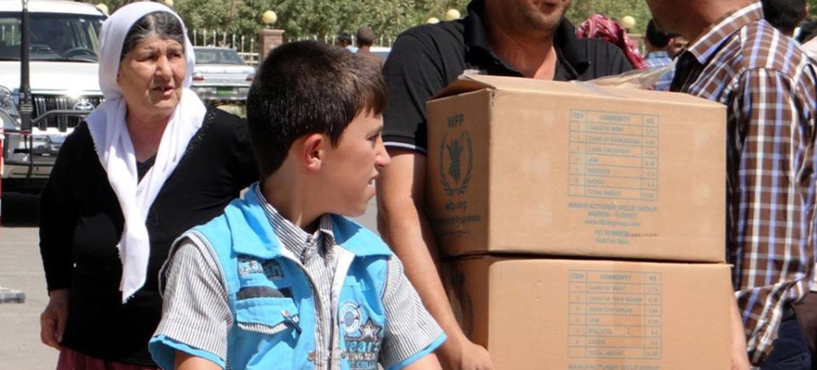 A Yazidi family receives WFP food assistance in Erbil, Iraq.