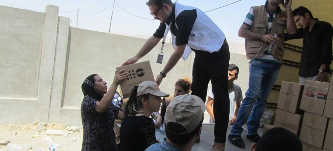 Distribution d'assistance humanitaire à des personnes déplacées à Sharia, en Iraq. Photo UNFPA Iraq