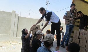 Distribution d'assistance humanitaire à des personnes déplacées à Sharia, en Iraq. Photo UNFPA Iraq